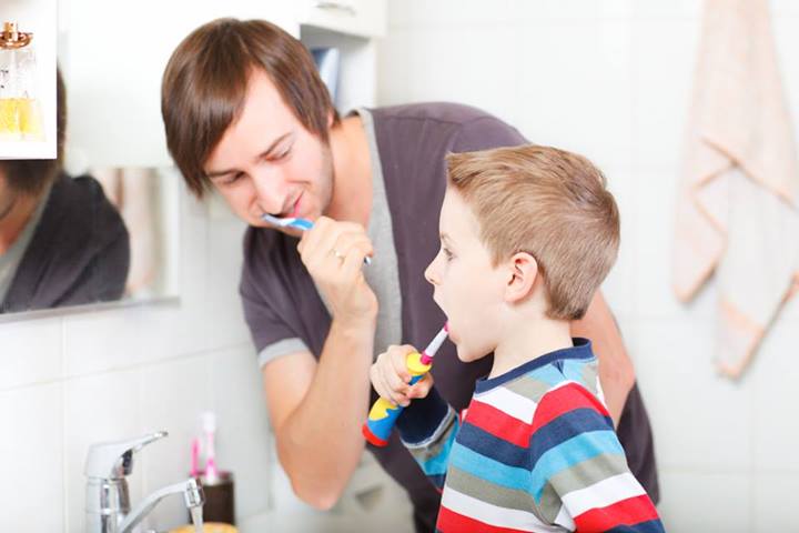 padre-e-hijo-cepillndose-los-dientes.jpg